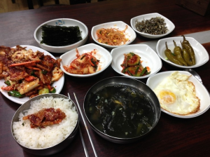 Традиционно сервированный корейский стол