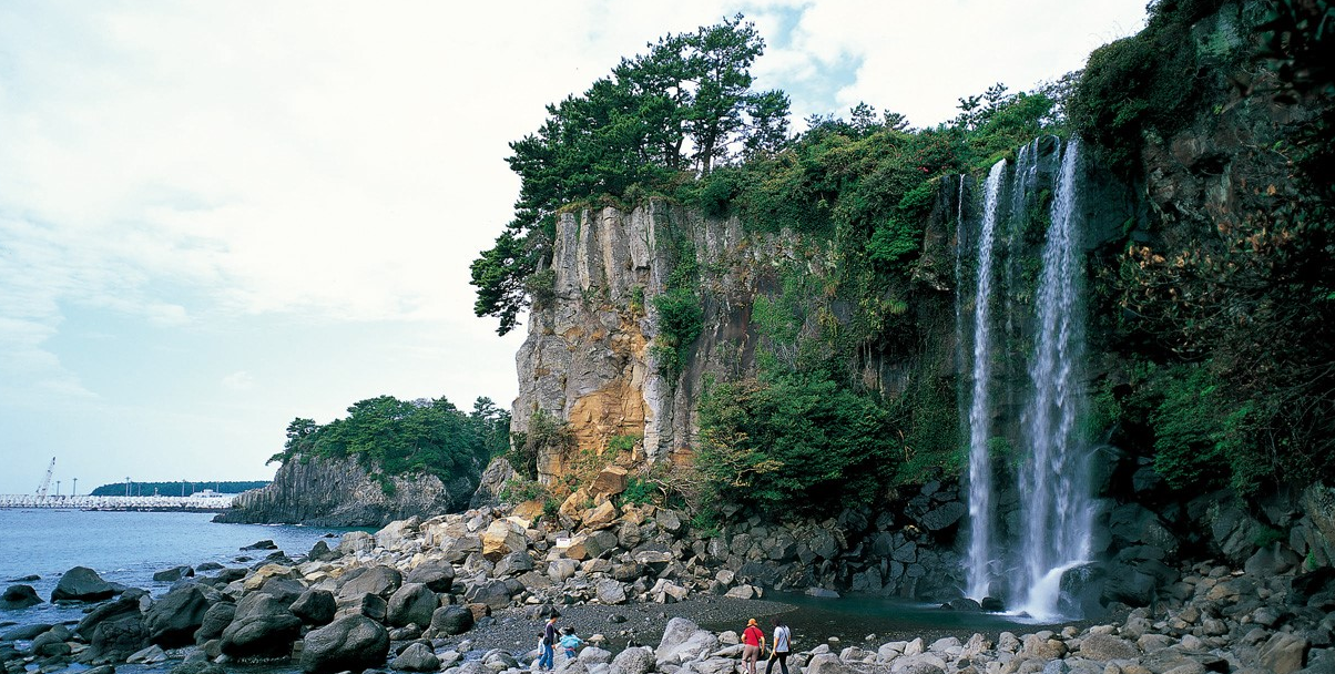 Водопад Чонбан 정방폭포