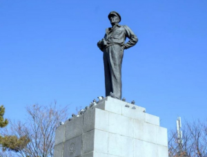 статуя Дугласу Макартуру